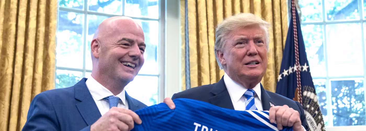 Voetbalstadion met vlaggen van de gastlanden van het WK 2026