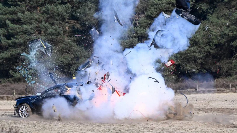 Demonstratie van explosie met zwaar illegaal vuurwerk tijdens internationale politieconferentie