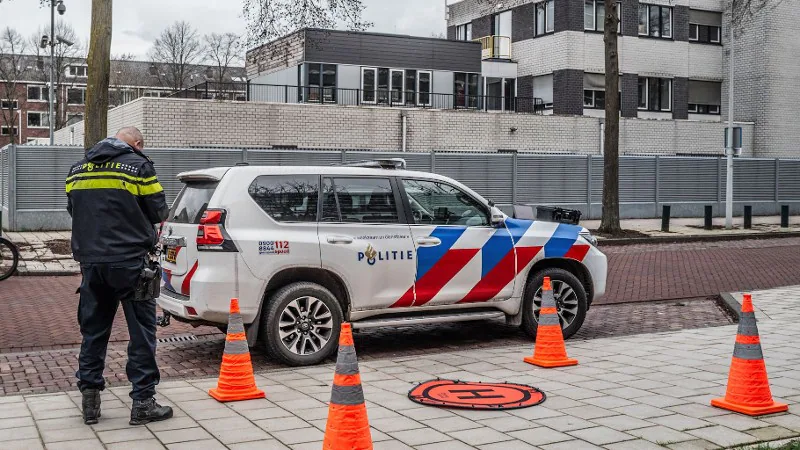 Politie en hulpdiensten bij een Joodse instelling na een explosie in Amsterdam of Rotterdam