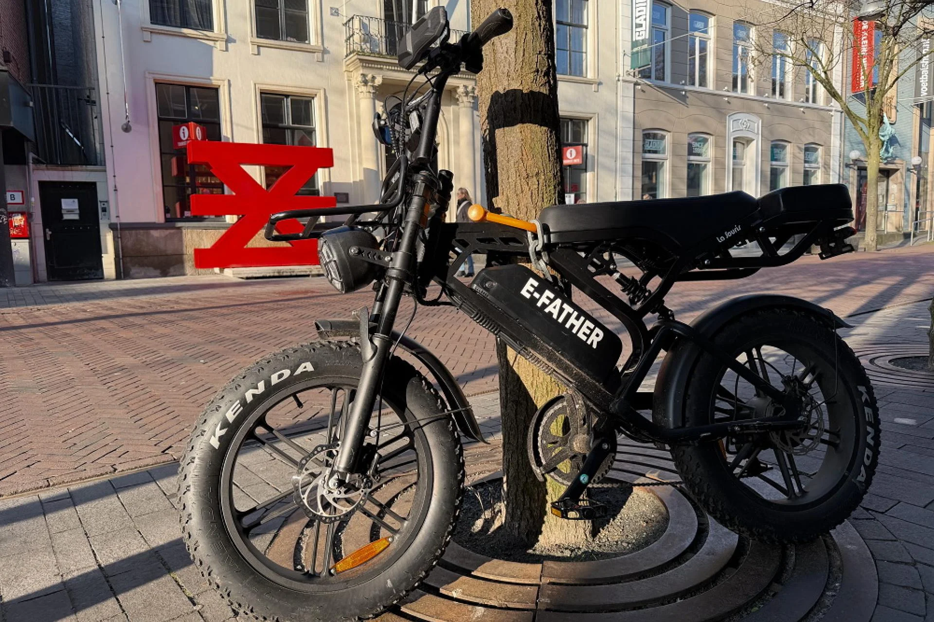 Fatbikes en e-bikes in een druk Nederlands stadscentrum