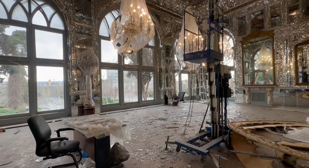 Puin en beschadigd historisch tegelwerk bij een Iraans erfgoedmonument na luchtaanvallen.