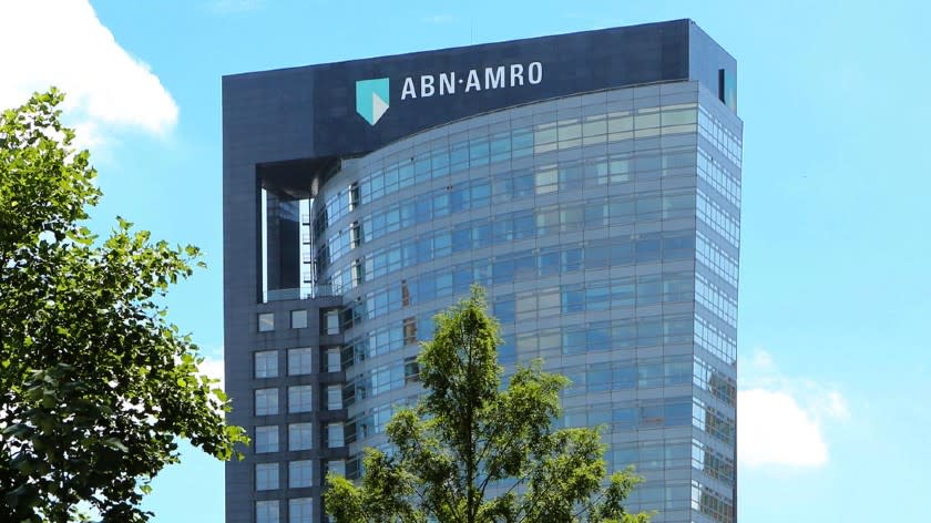 Het hoofdkantoor van ABN AMRO op de Zuidas in Amsterdam tijdens de start van de aandeleninkoop
