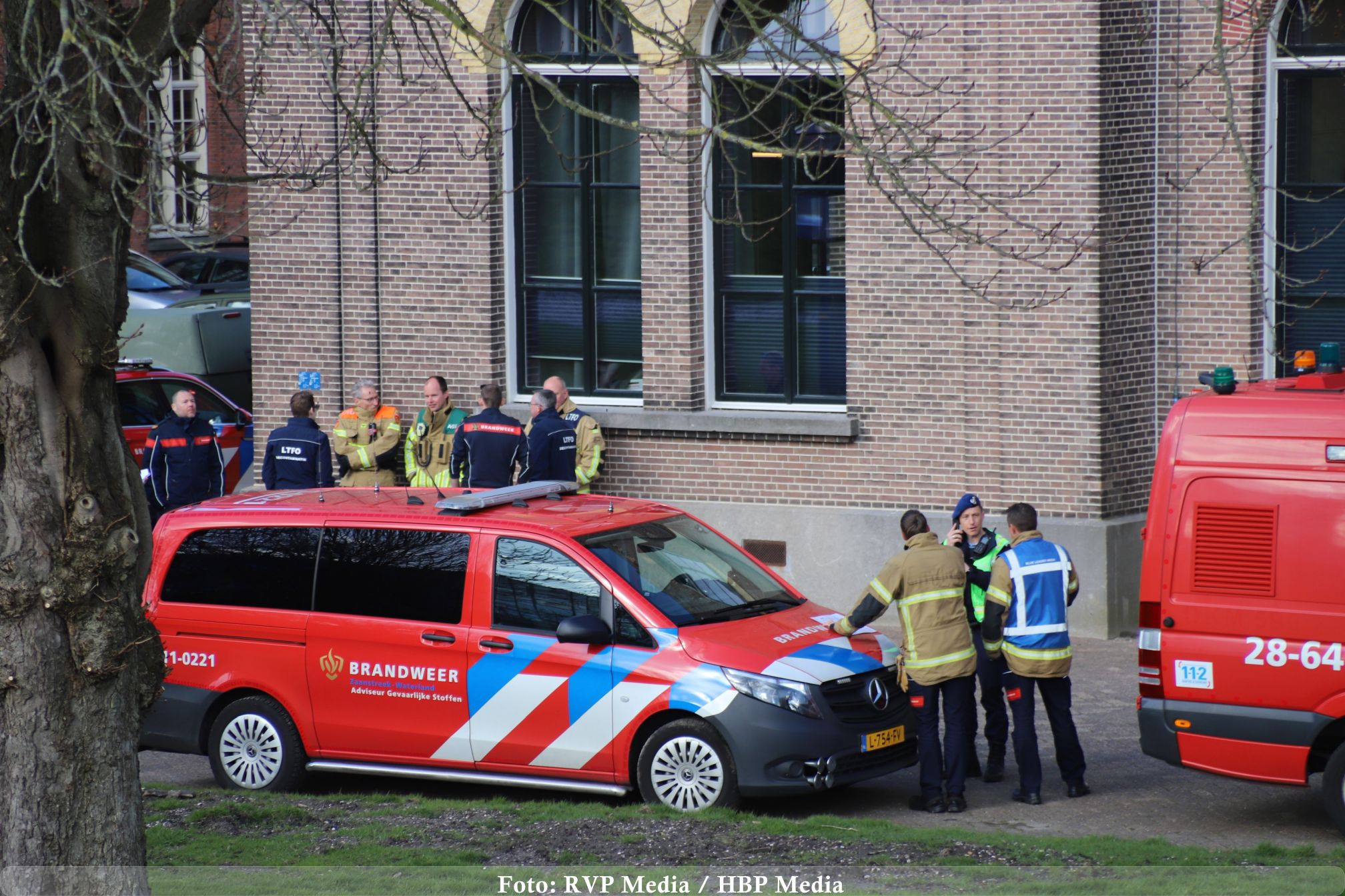 Hulpdiensten bij afzetting rond marinecomplex in Den Helder na vondst van verdachte pakketten