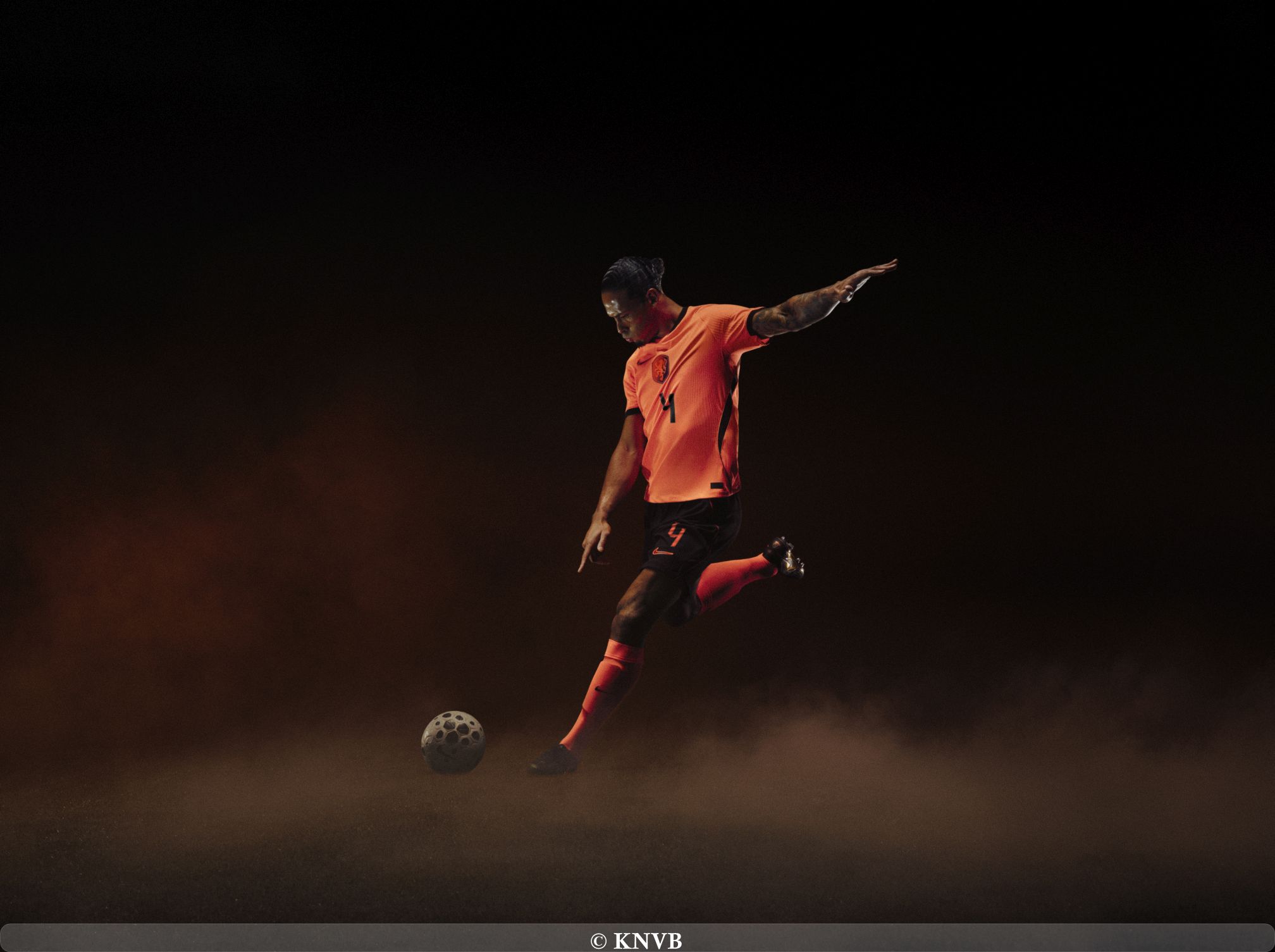 Virgil van Dijk presenteert het nieuwe felle Oranje thuisshirt op de KNVB Campus in Zeist.