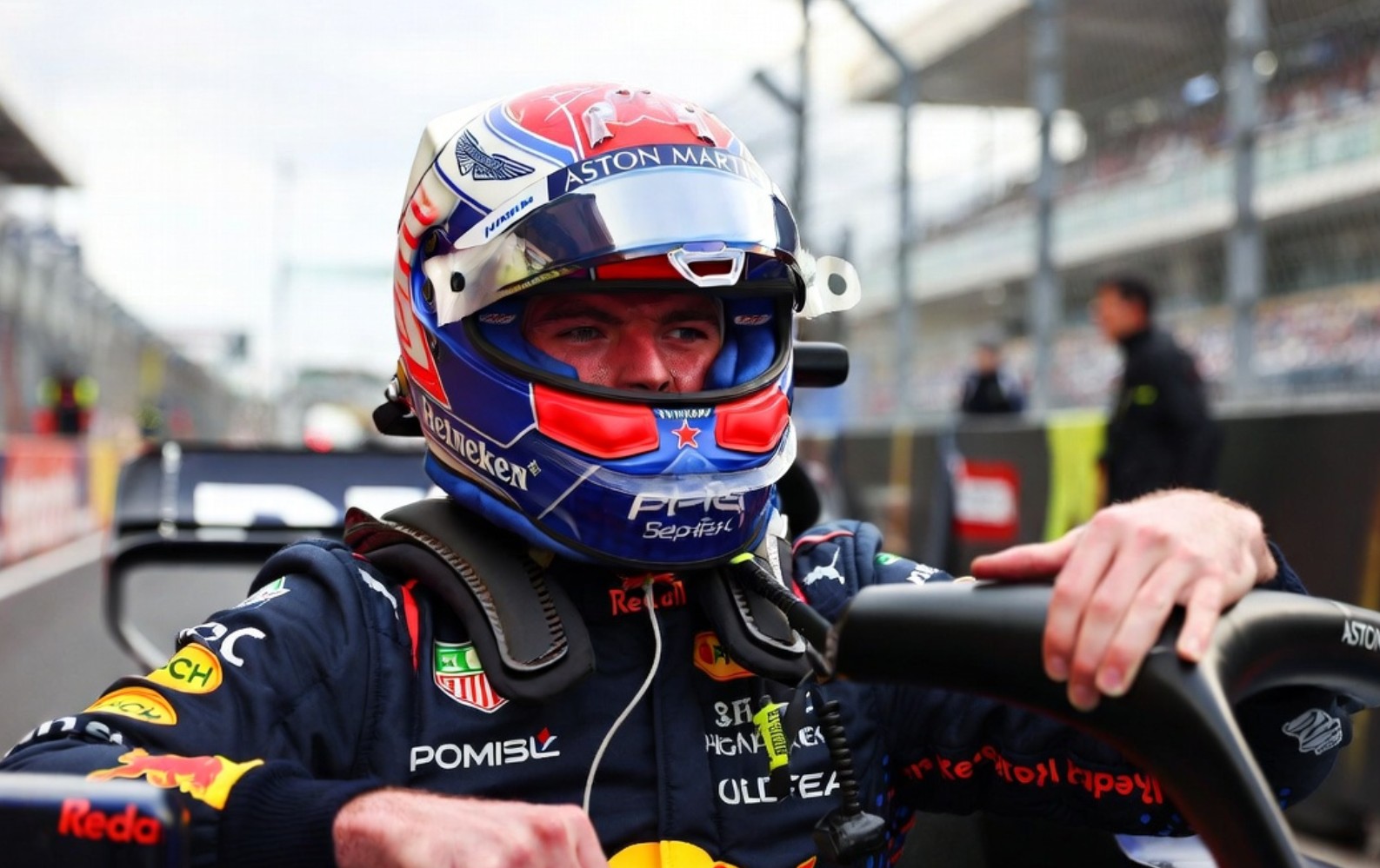 Max Verstappen rijdt in zijn Red Bull bolide op het circuit van Suzuka in Japan.
