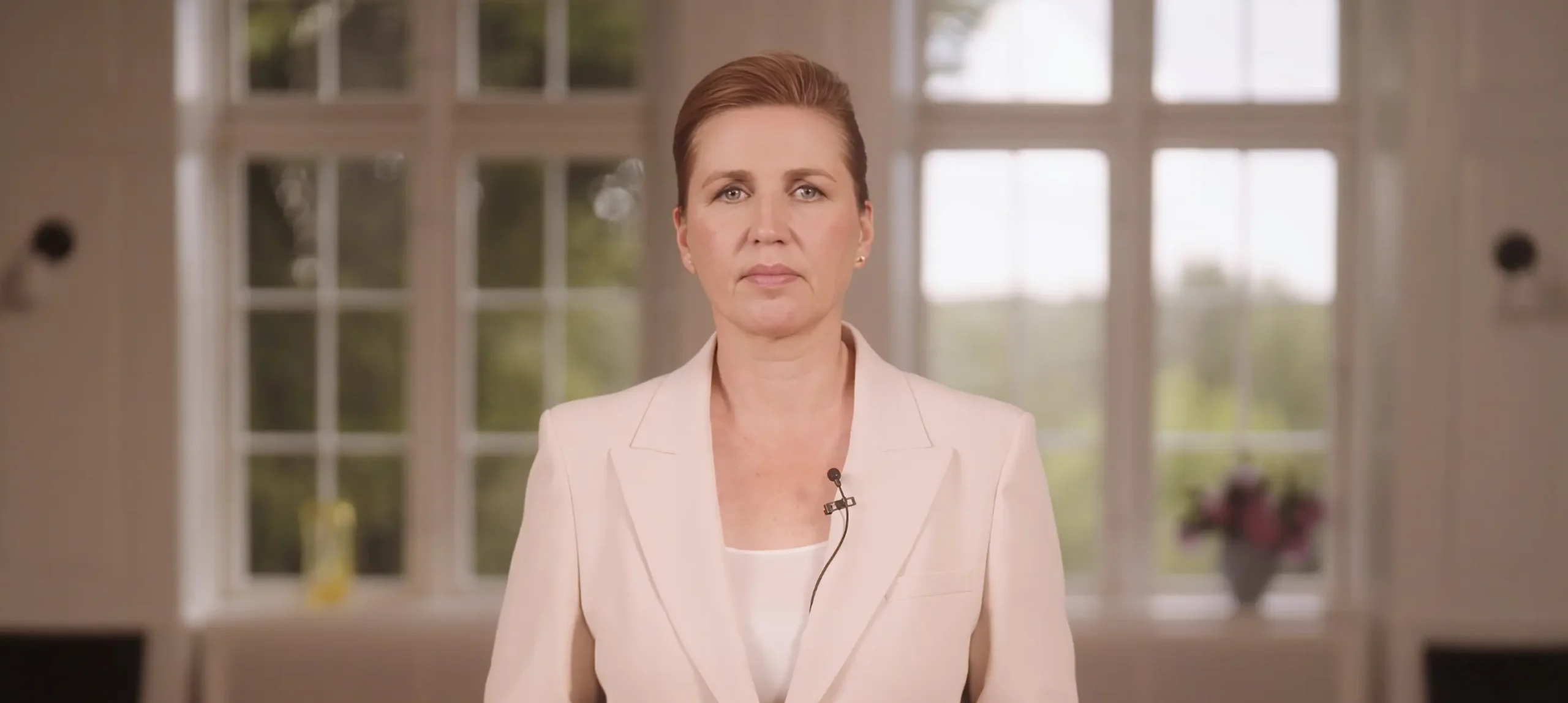 Deense vlag wapperend voor het parlementsgebouw Christiansborg in Kopenhagen na de verkiezingen.