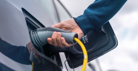 Een elektrische auto die wordt opgeladen bij een particuliere laadpaal aan huis.