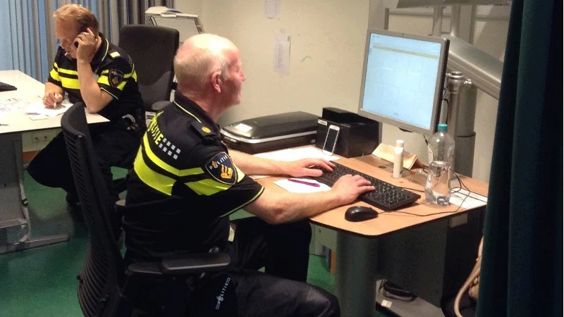 Politielogo met opsporingsbericht op scherm, verwijzend naar het nieuwe zelfmeldformulier van de politie.