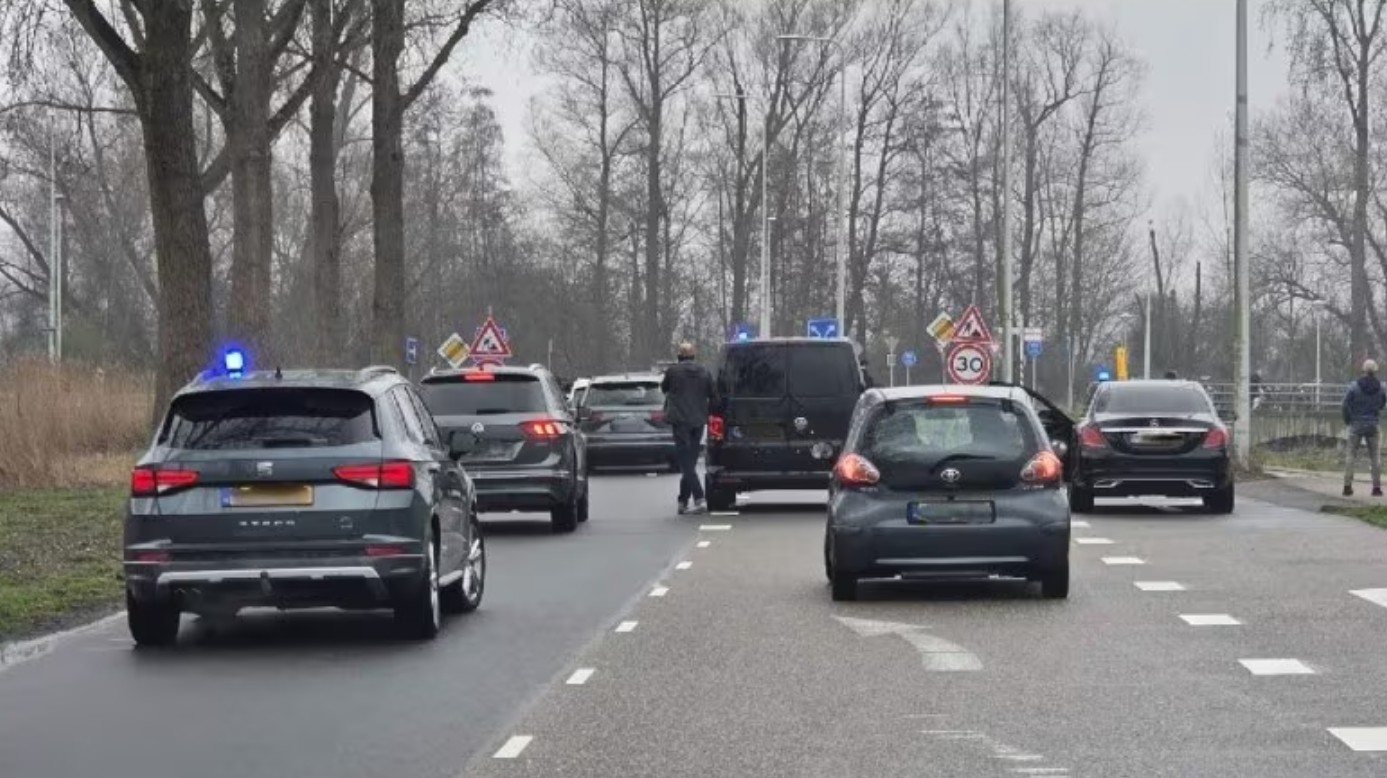 Agenten houden een 63-jarige voortvluchtige aan in Amsterdam na opsporing door FASTNL en DSI