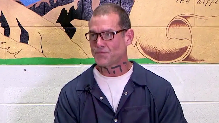 Rechtszaal in Arizona waar een verdachte de doodstraf eist na moord op pastor.