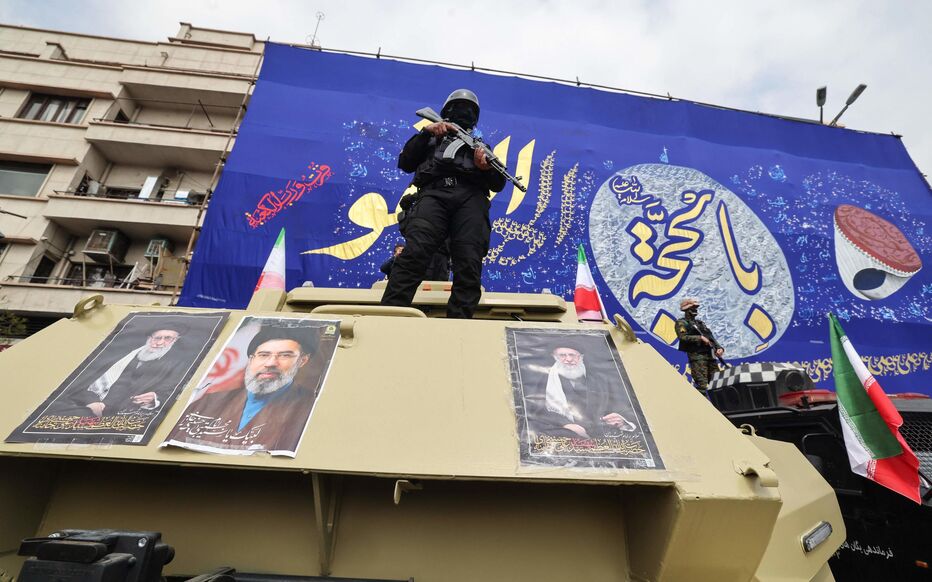Jonge minderjarige jongens in militaire kleding patrouilleren in een straat in Teheran, Iran