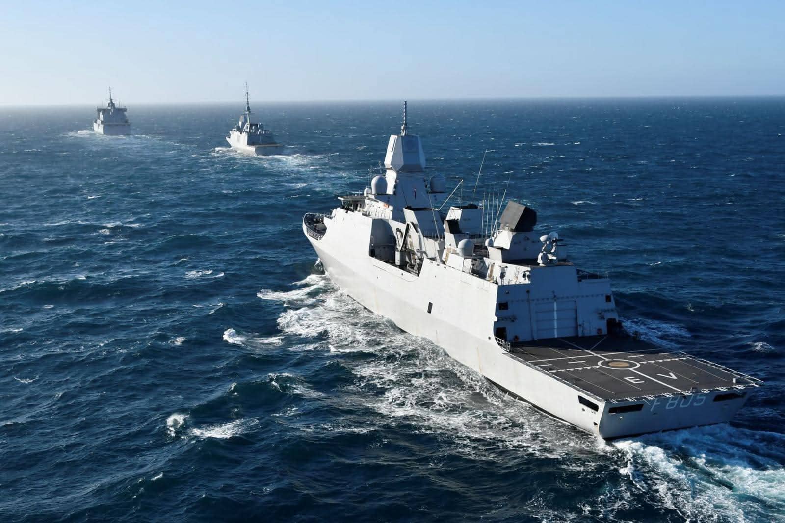 Zr. Ms. Evertsen op zee met moderne radars en wapensystemen aan boord