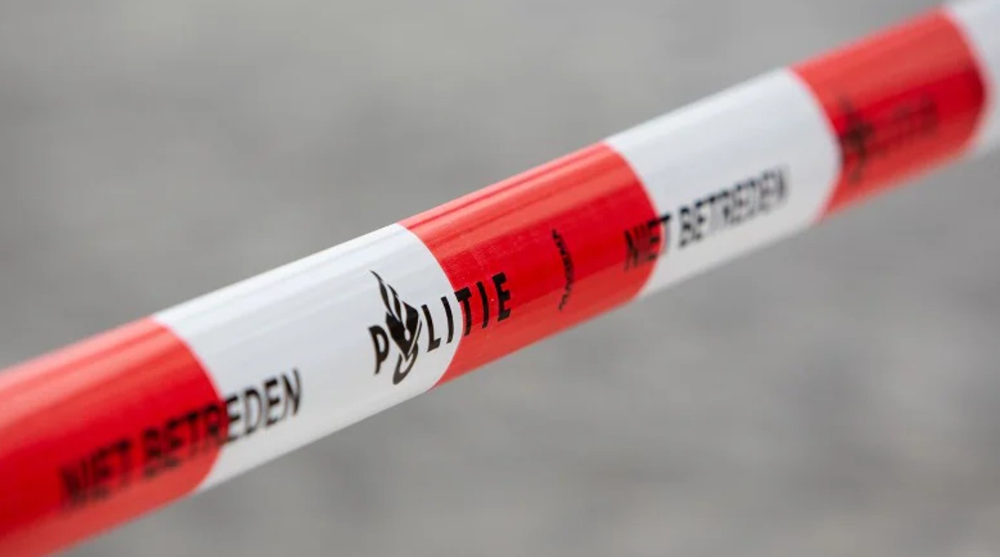 Politiezetlint en politievoertuigen bij onderzoek na schietincident in Kerkrade