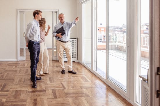 Een jonge starter die bezorgd naar financiële documenten en een koopovereenkomst van een woning kijkt.