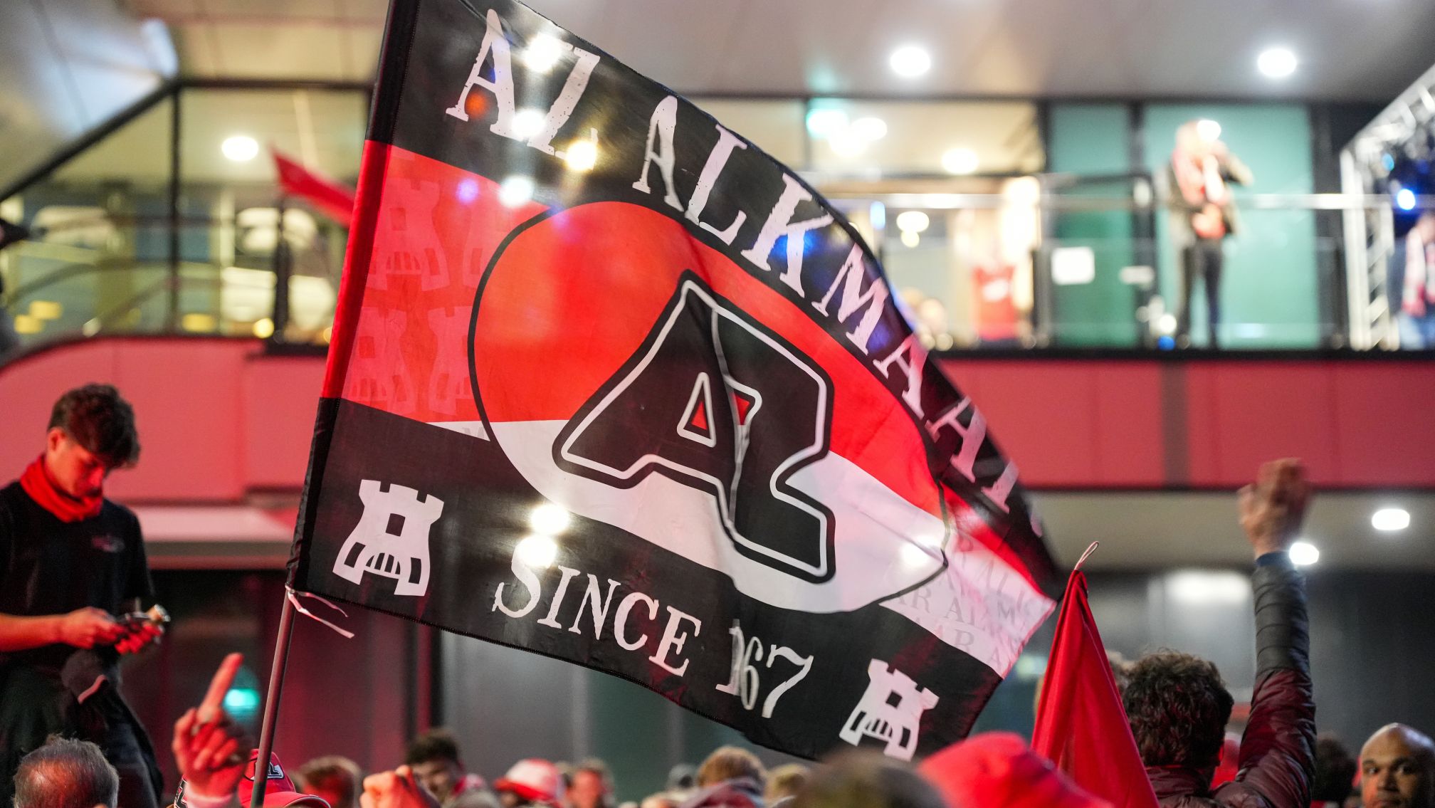 Eerste AZ-feest barst los bij stadion na winnen KNVB-beker