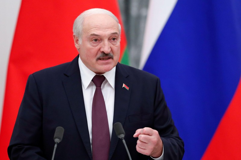 President Aleksandr Lukashenko tijdens een militaire inspectie in Wit-Rusland.