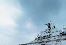 Chinese marineschepen varen tijdens een oefening op zee.