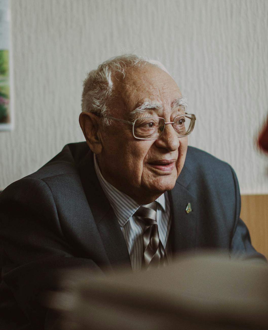 Warren Buffett spreekt over de economische risico's van de Amerikaanse dollar tijdens een bijeenkomst