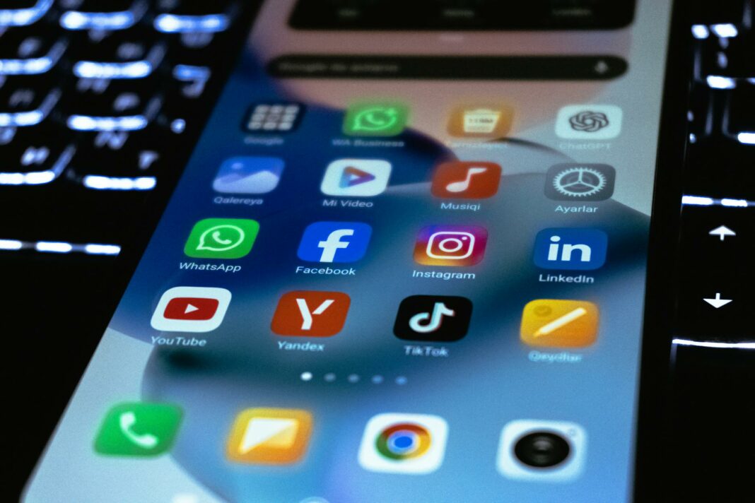 Tiener met smartphone en sociale media-apps op scherm als illustratie bij nieuwe leeftijdsgrens in België