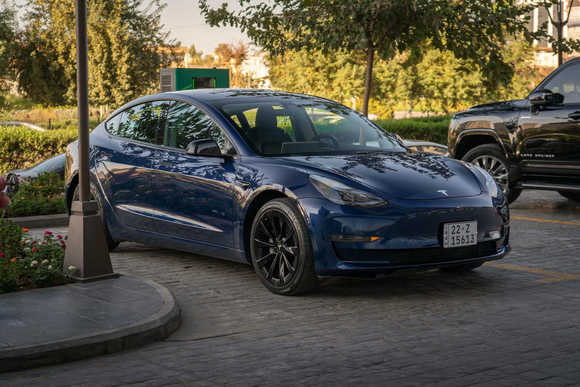 Rij met gebruikte elektrische auto's op een parkeerterrein van een autobedrijf.