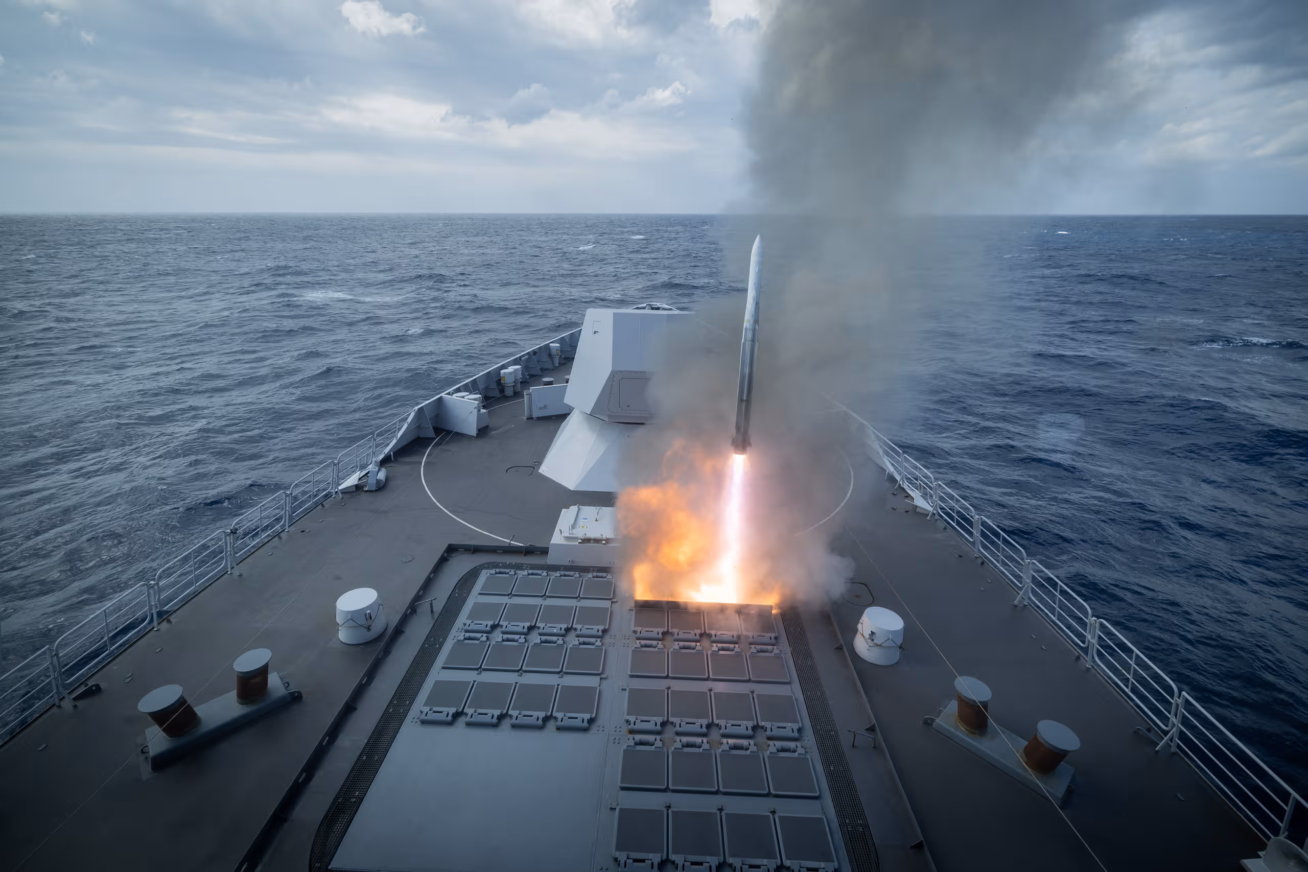 Het Goalkeeper-snelvuurkanon op een Nederlands fregat gereed voor inzet