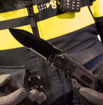 Politie controleert jongeren op verboden wapens en illegaal vuurwerk