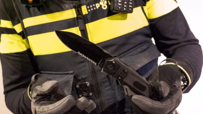 d940343e-b32d-4173-8765-af660ae00581 Politie controleert jongeren op verboden wapens en illegaal vuurwerk