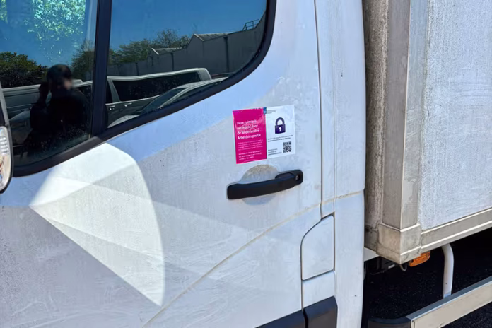 Vrachtwagen van transportbedrijf stilgezet langs de weg wegens controle door de Nederlandse Arbeidsinspectie.