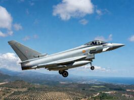 Eurofighter Typhoon straaljager tijdens oefenvlucht boven Spanje
