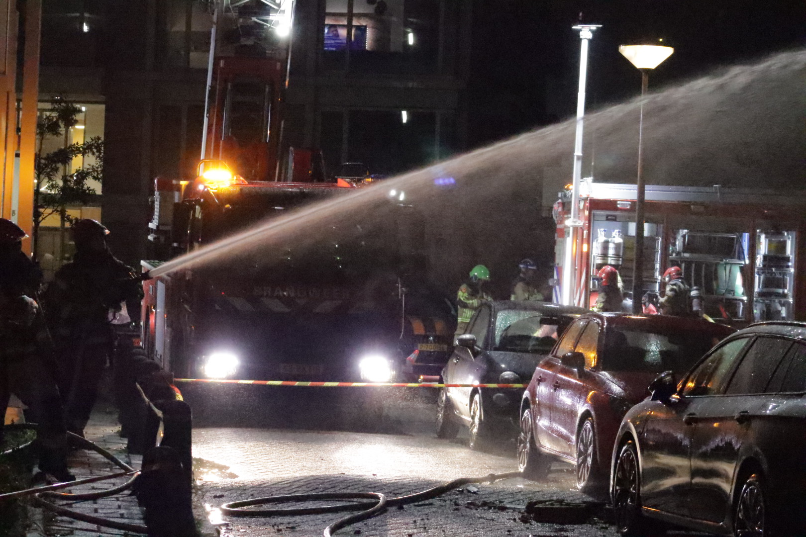Hulpdiensten bij flat aan de Osdorper Ban na explosie en brand