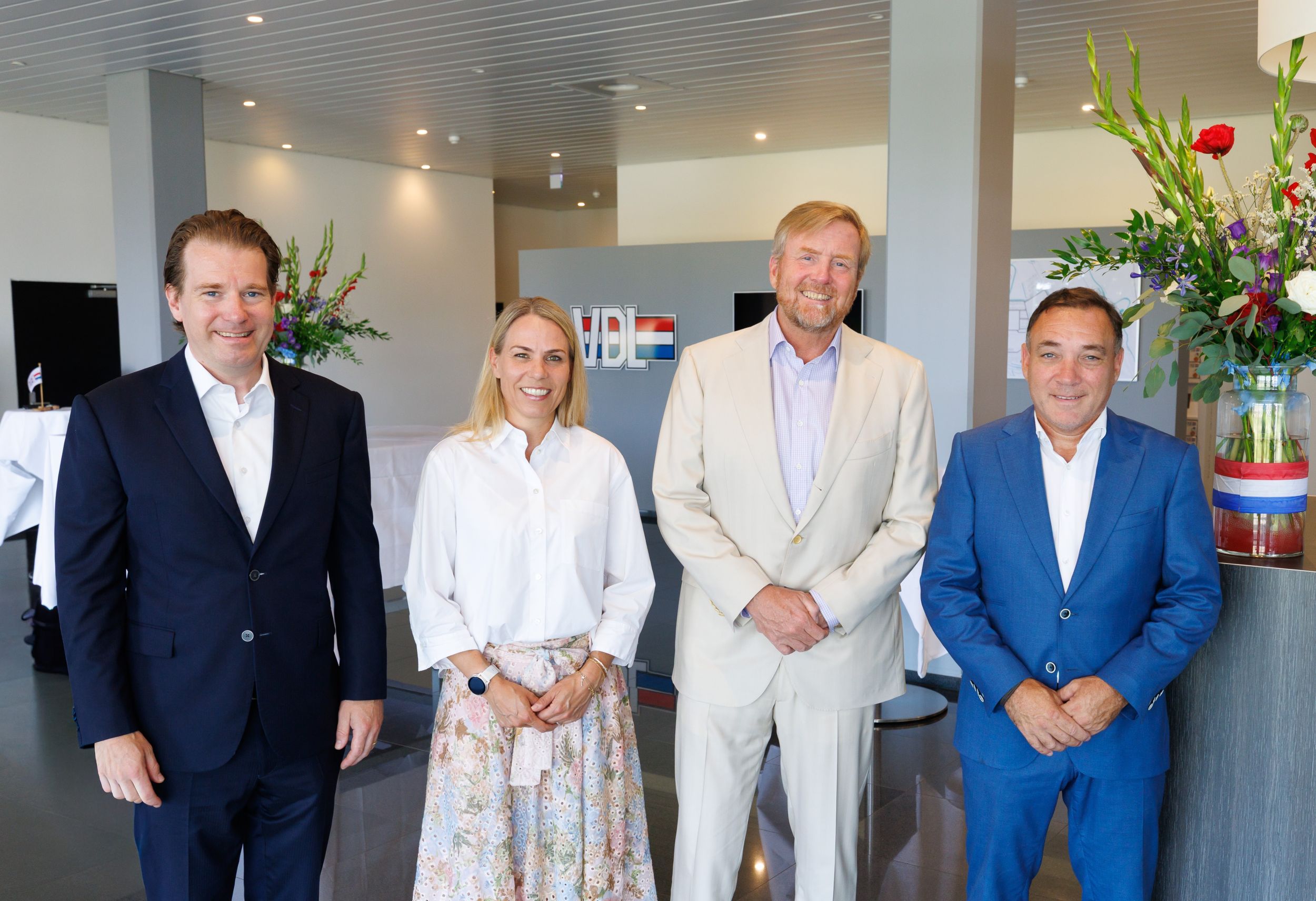 Koning Willem-Alexander bezoekt VDL Groep in Born waar defensiematerieel wordt geproduceerd
