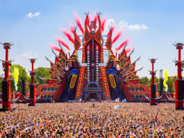 Festivalbezoekers zoeken verkoeling tijdens tropische hitte op een festivalterrein