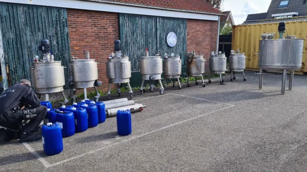 Politie vindt ketels en chemicaliën voor productie van synthetische drugs