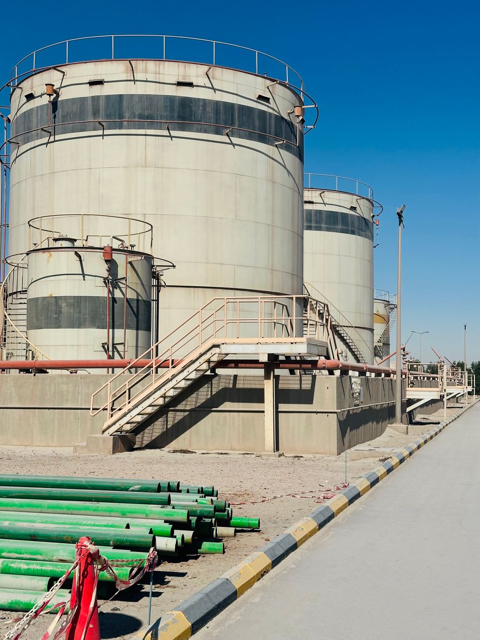 VS haalt voor 13 miljard dollar aan olie uit Venezuela na invasie industrial storage tanks under clear blue sky