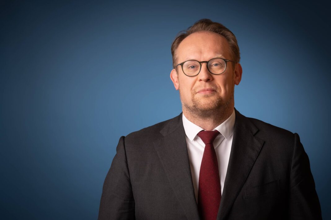 Kabinet versterkt lokale democratie met nieuw beleidskader Overheidsgebouw dat de lokale democratie en het openbaar bestuur in Nederland symboliseert