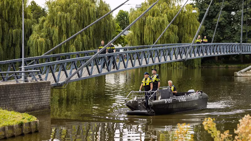 Politie zoekt in Ringvaartplas naar wapen Berkelse vergismoord Politie zoekt in de Ringvaartplas in Rotterdam-Prinsenland naar mogelijk het wapen uit de zaak-Rob Zweekhorst
