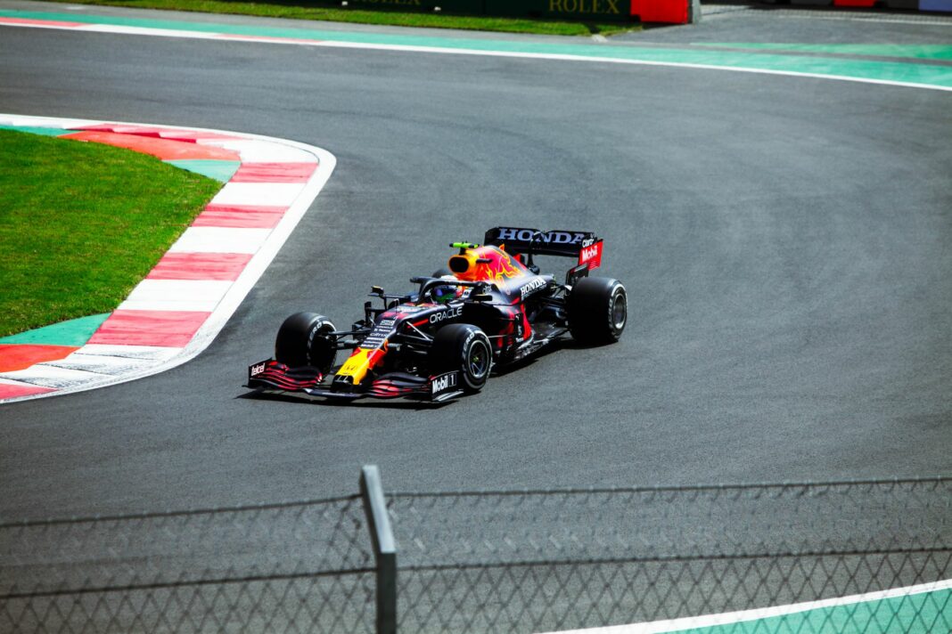 Max Verstappen tekent tot 2030 bij Red Bull formula one car on a race track