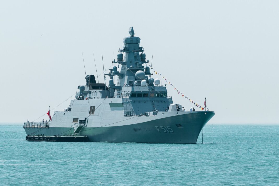 Nederland geeft exportvergunning voor radar aan Vietnam modern naval warship cruising on calm sea