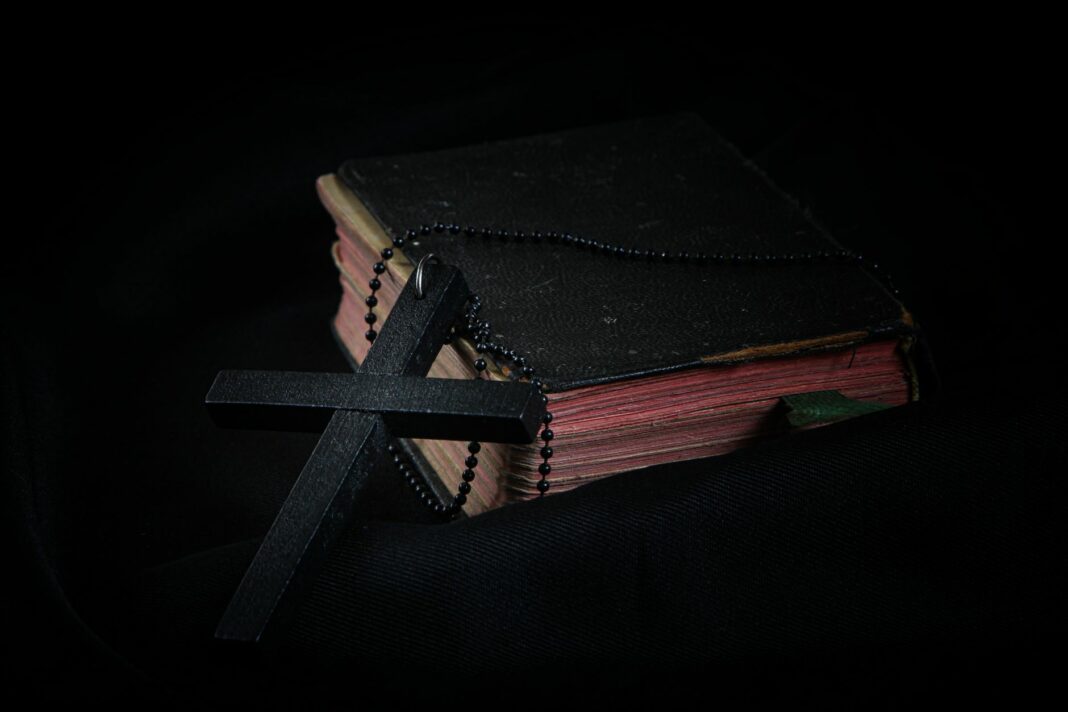 Kabinet wijst oproep voor christelijke staatsreligie af black cross leaning on black hardcover bible