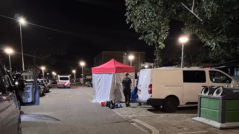 Man overleden na schietincident Roermond Politie en forensische recherche doen onderzoek na een dodelijk schietincident aan de Terbaansweg.